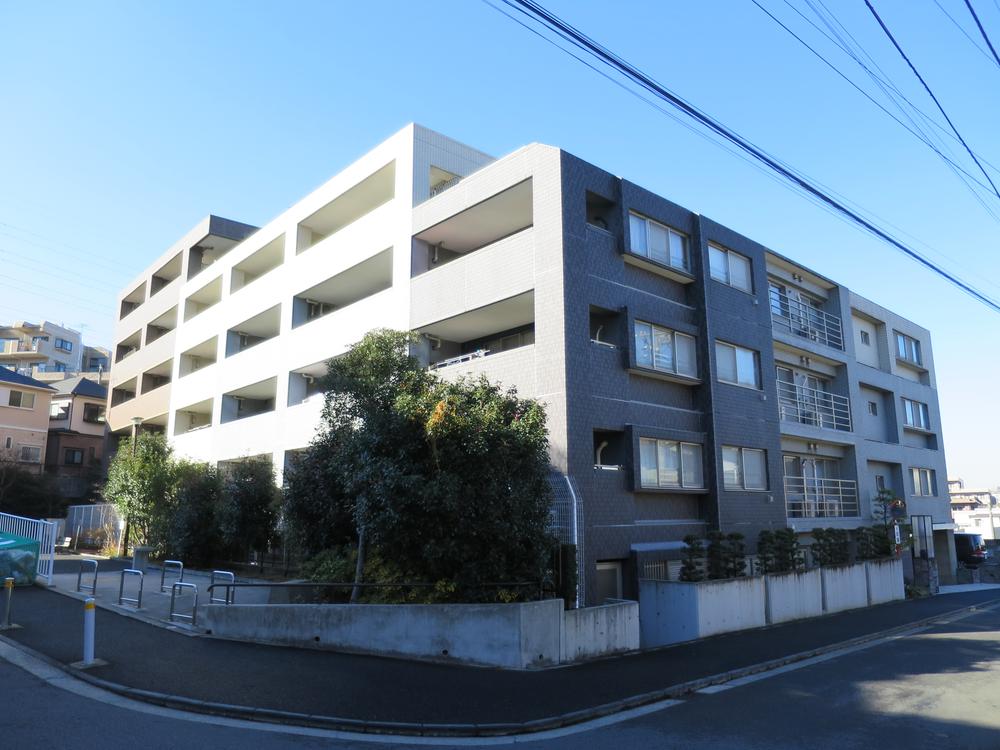 Local appearance photo. And located in a quiet residential area "Nakatehara", It is quiet and residential good apartment with a distance of 7 minutes from the train station.