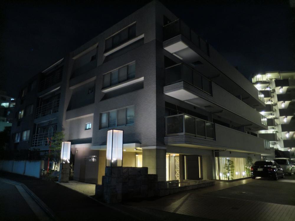 Local appearance photo. And located in a quiet residential area "Nakatehara", It is quiet and residential good apartment with a distance of 7 minutes from the train station.