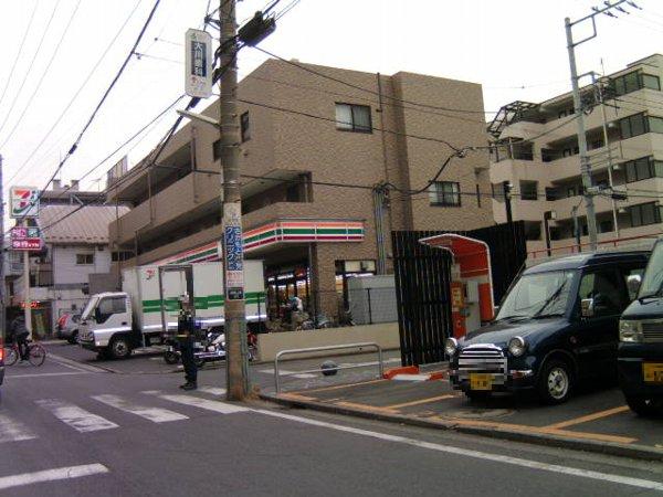 Convenience store. 302m to Seven-Eleven Tsunashimakami the town store (convenience store)