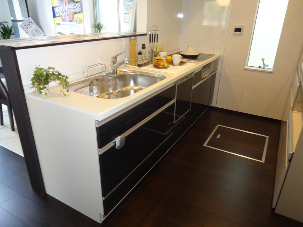 Kitchen. Floor heating in face-to-face kitchen! Storage is also substantial! 
