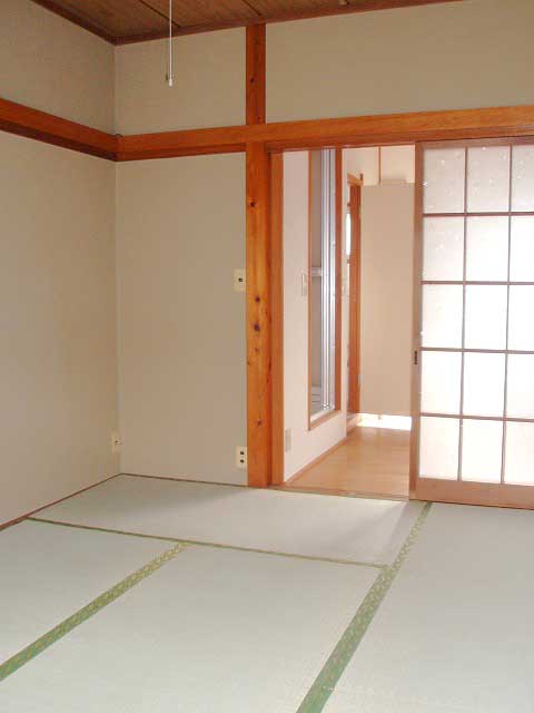 Living and room. Spacious Japanese-style room 6 tatami