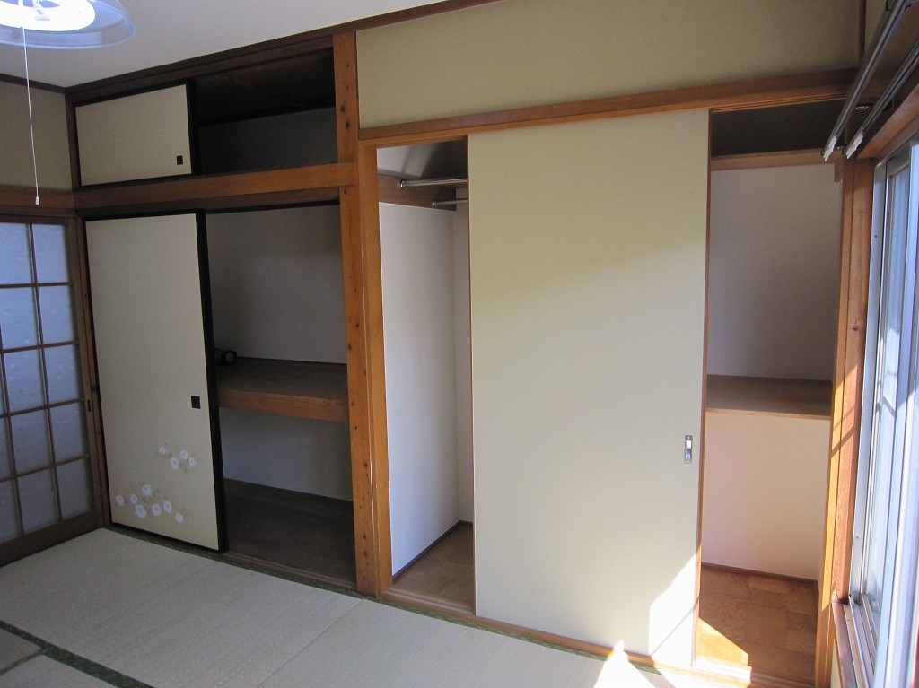 Living and room. Storage space are also many