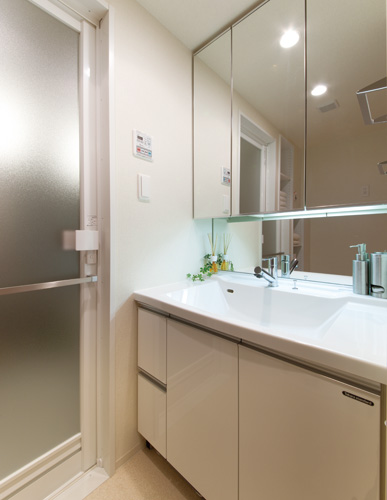 Bathing-wash room.  [Beautiful in appearance, Care is also easy to wash room] It has adopted a three-sided mirror back storage, Cosmetics and toiletries, You can, such as the clean and storage dryer.