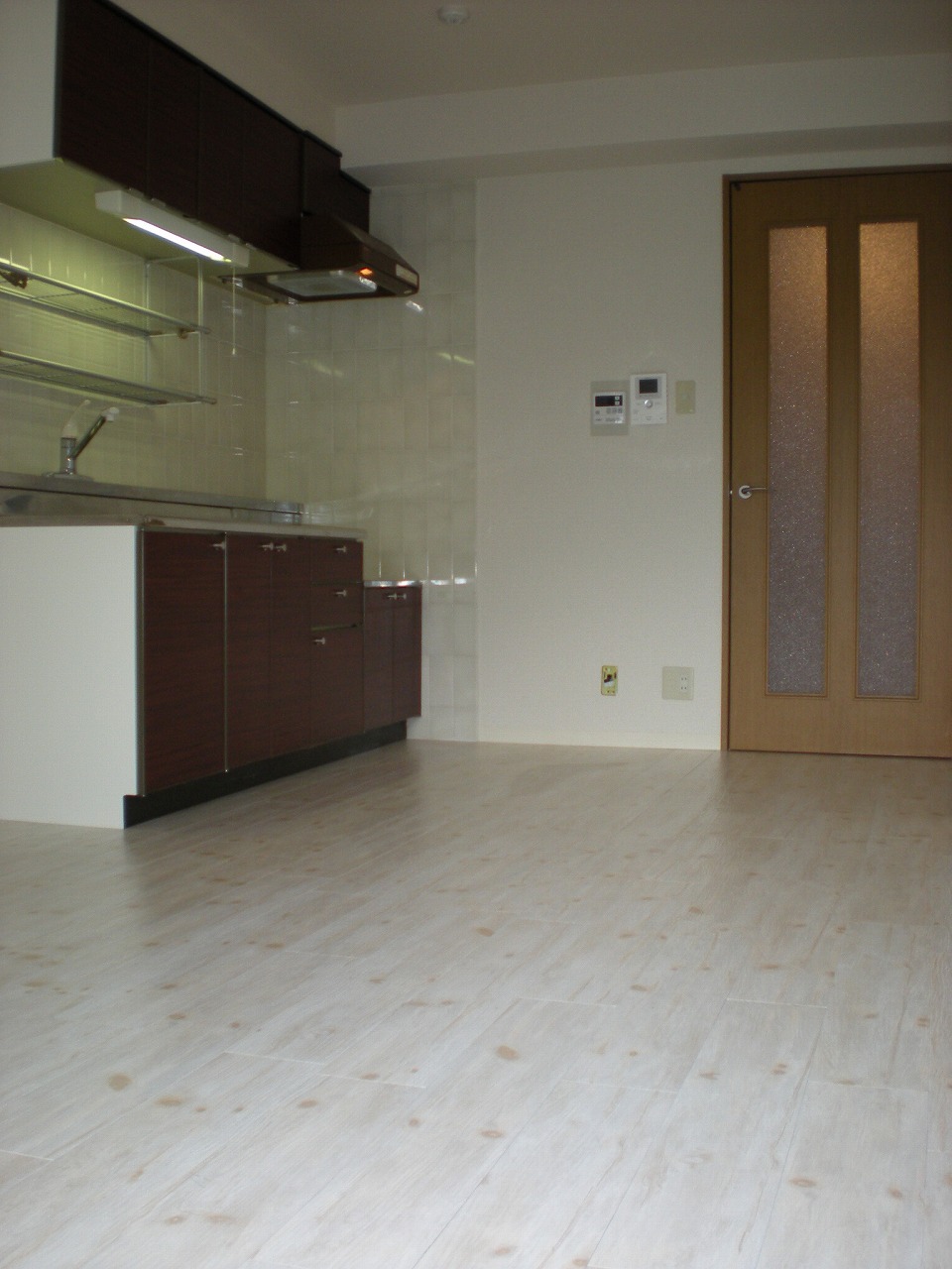 Living and room. It has been renovated to the floor tile of white keynote.