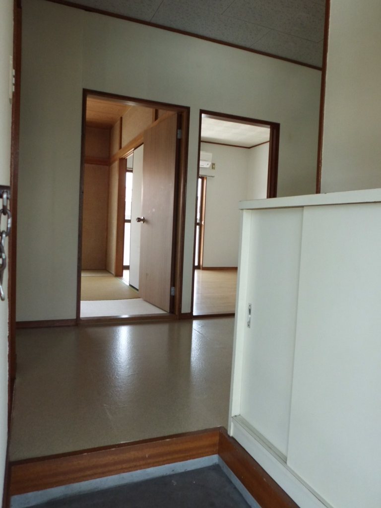 Entrance.  ※ It is a photograph of another in Room. (Same specifications)