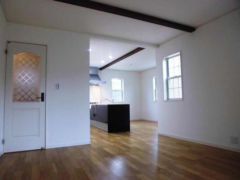 Living. 17.6 Pledge of spacious living room (with floor heating)