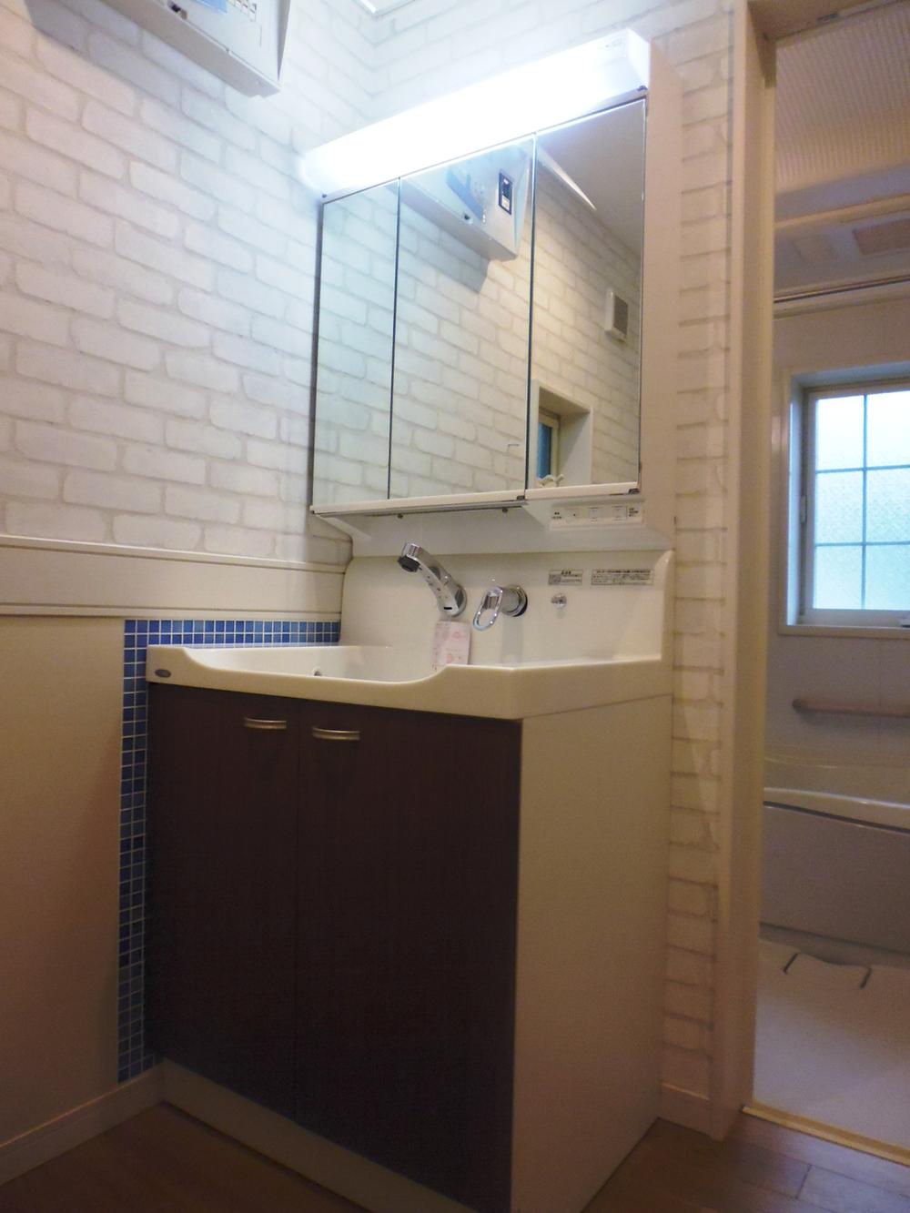 Wash basin, toilet. Three-sided mirror Shampoo dresser