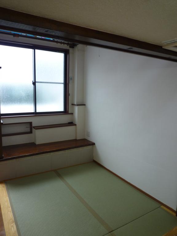 Living and room. There is space tatami.