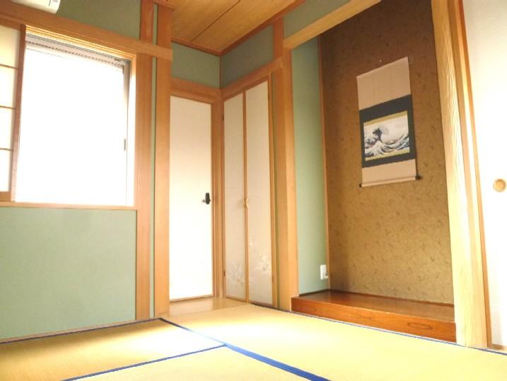 Non-living room. Japanese-style room with a closet of large. 