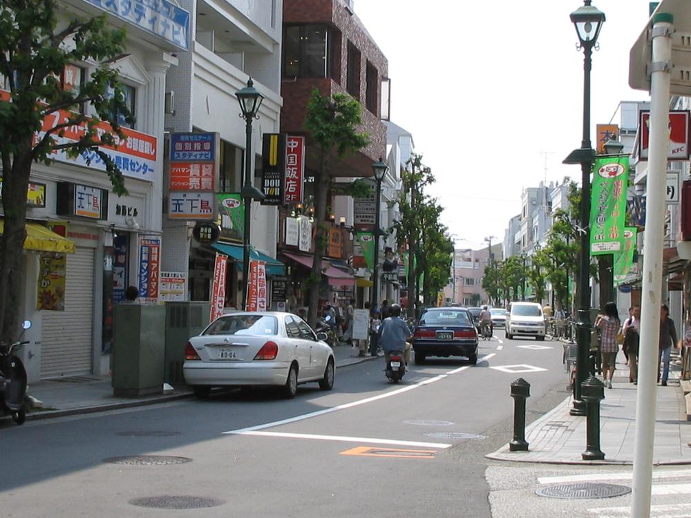 Streets around. Elm Street shopping district of Okurayama Station will enjoy the shopping lined with fashionable restaurants and miscellaneous goods shop. 