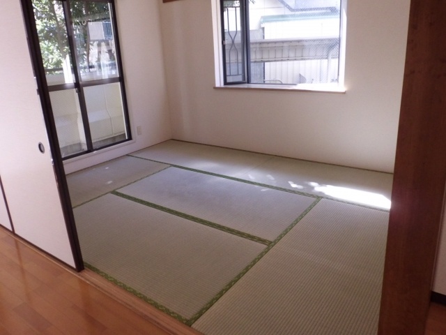 Living and room. Bright Japanese-style room with a bay window