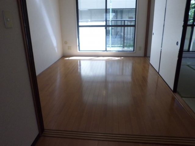 Living and room. It is southeast of the room