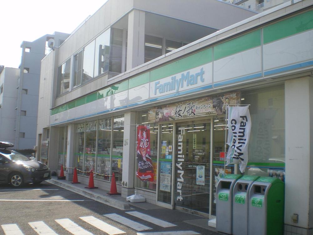 Convenience store. Convenience store (Family Mart) about 700m