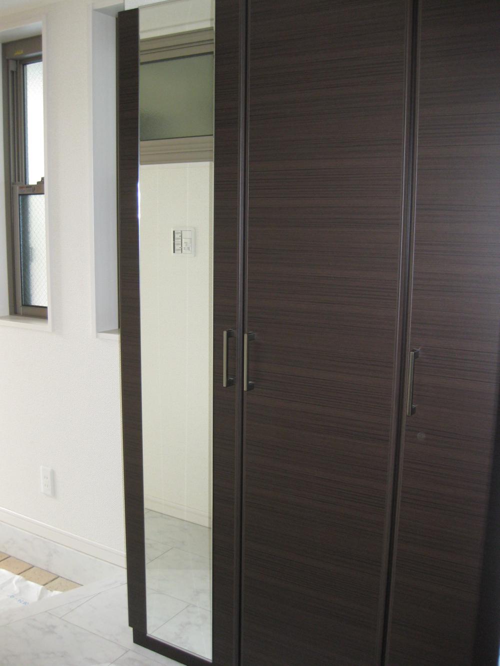 Entrance. Full-length mirror with