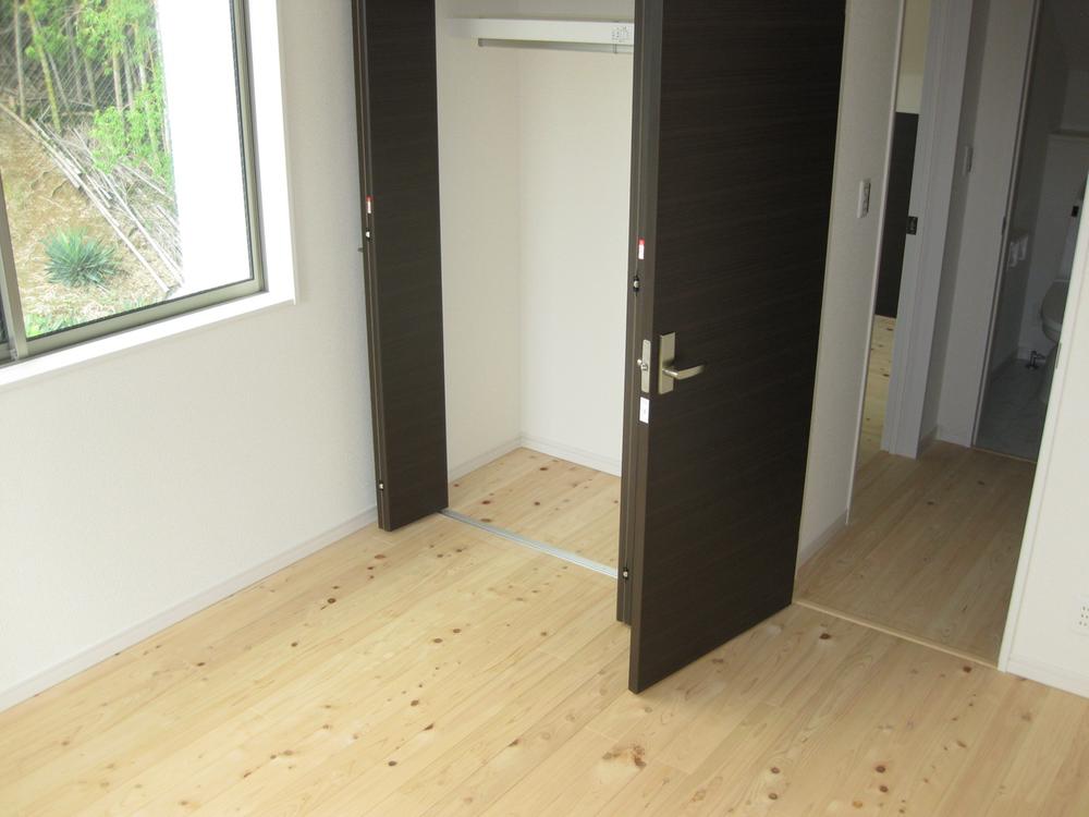 Non-living room. Storage is also rich