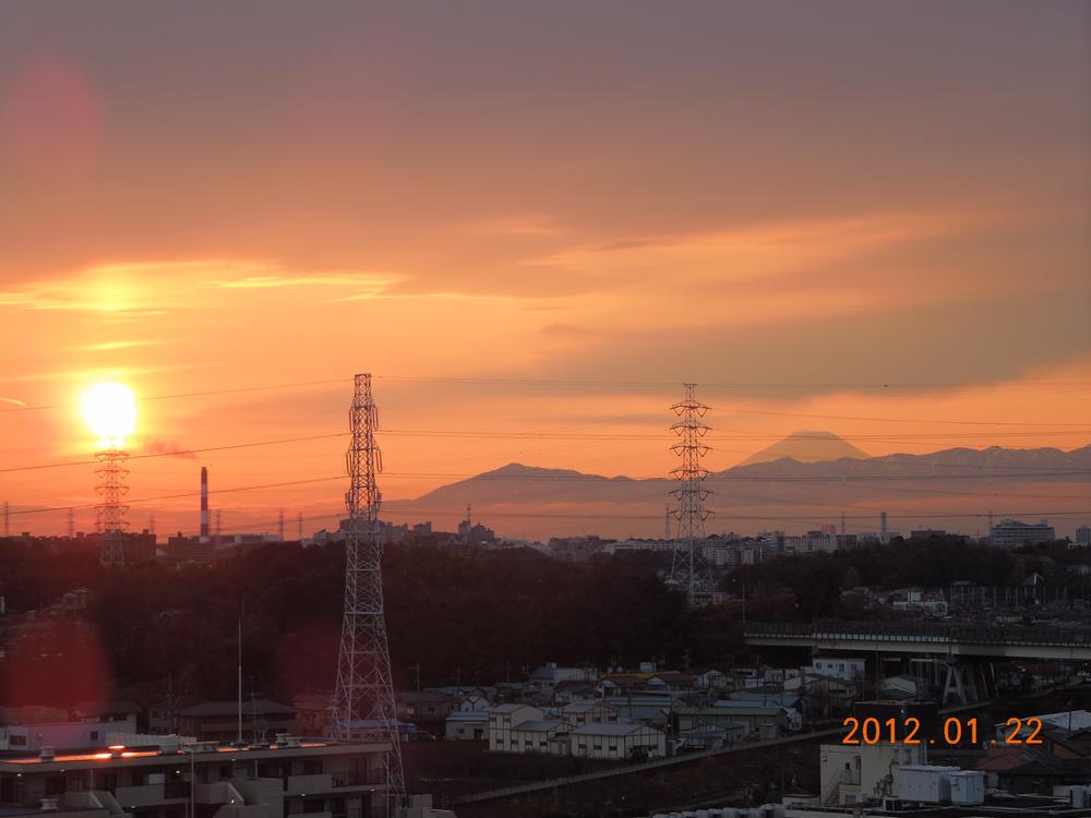 View photos from the dwelling unit. View from the site (November 2013) Shooting