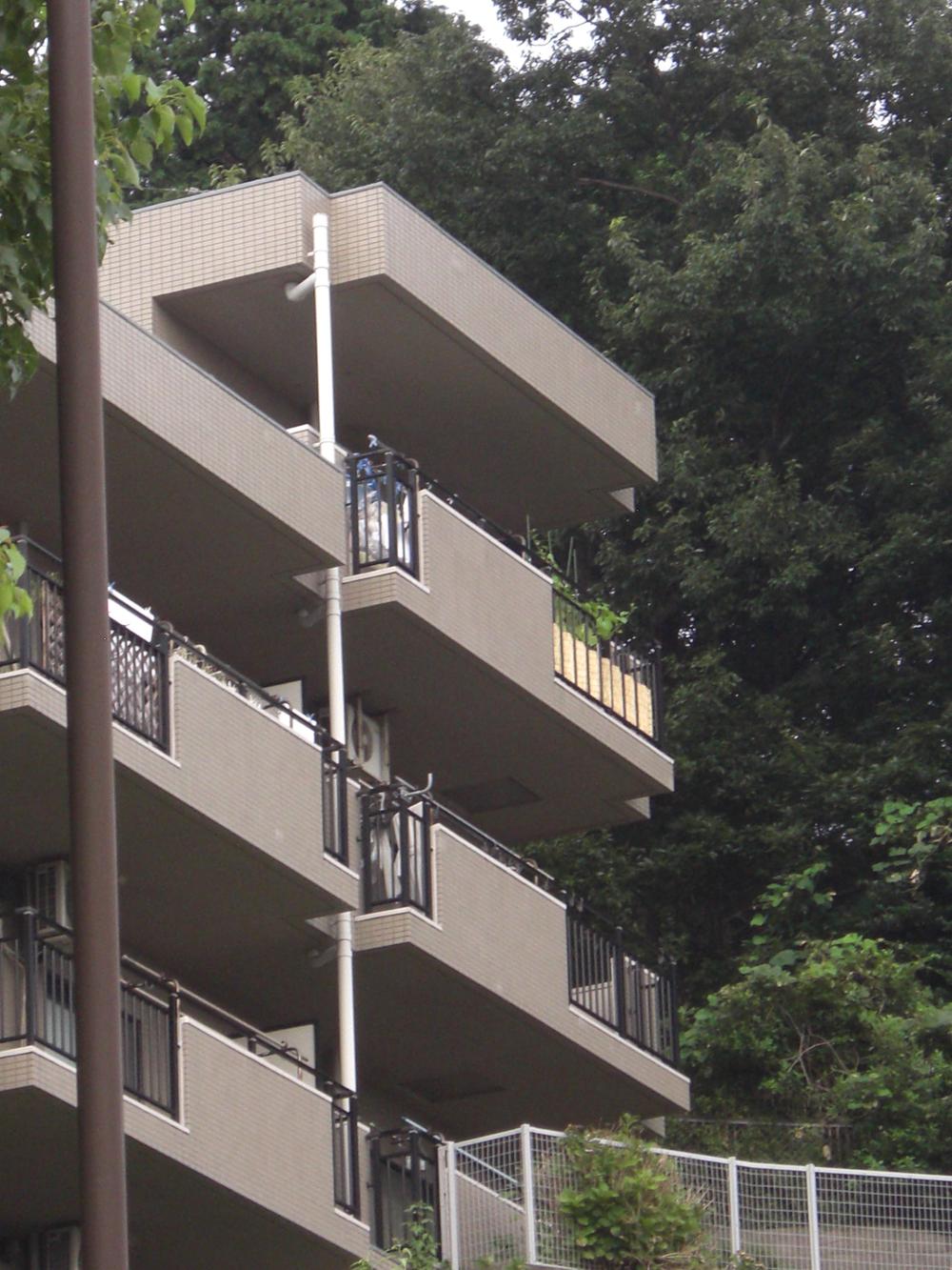 Local appearance photo. Local (11 May 2013) Shooting Building A (A wing) the top floor part ・ 4 direction angle room, It is highly independent rooms