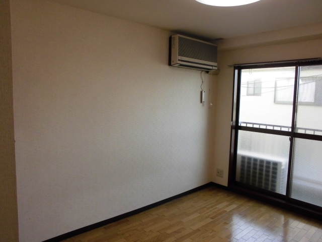 Living and room. It is east of Io room