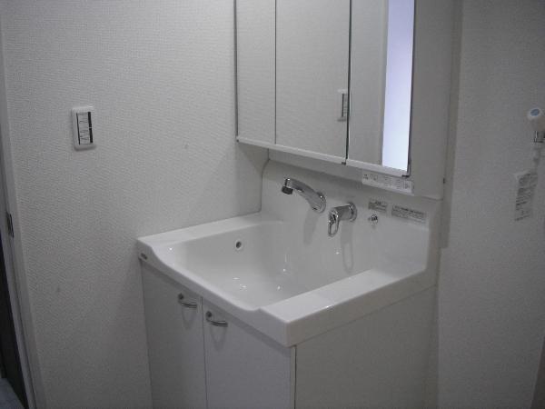 Wash basin, toilet. Wash