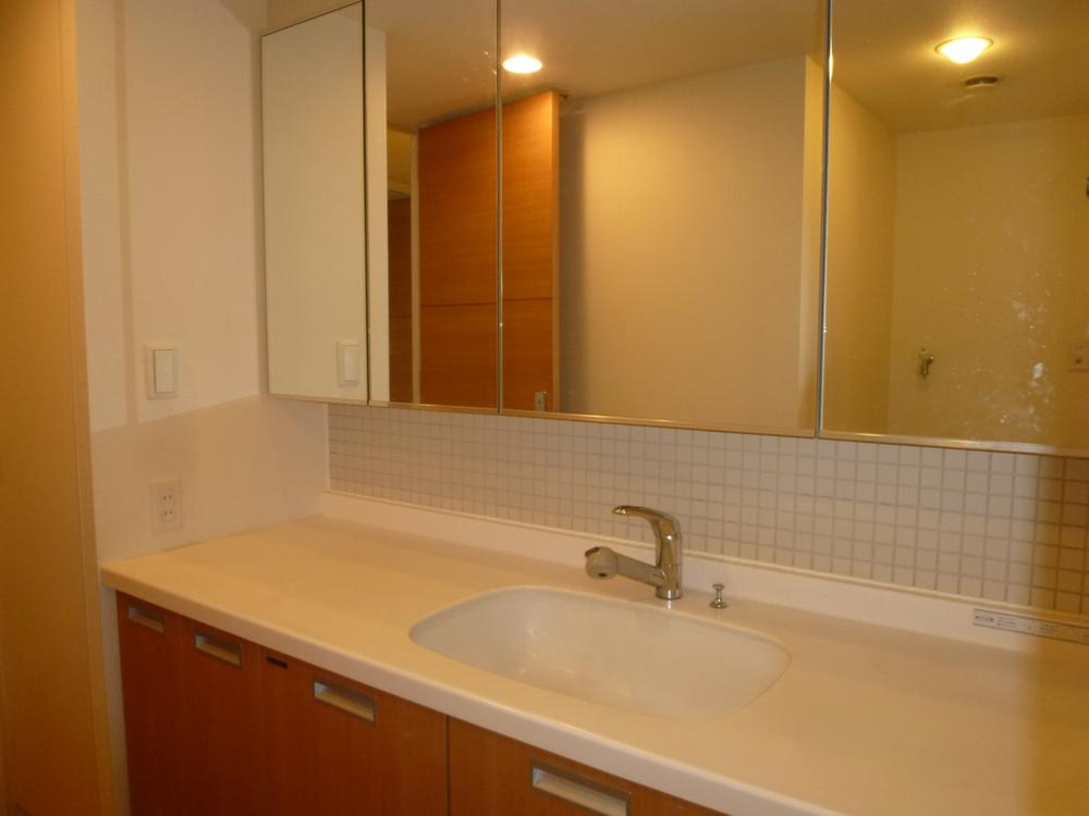 Wash basin, toilet. Indoor (10 May 2013) Shooting