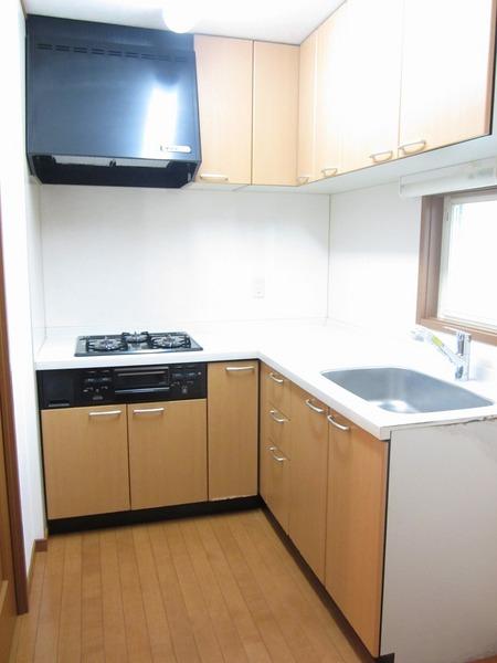 Kitchen. Easy-to-use L-shaped kitchen!  Grill & is stove new replaced.! 
