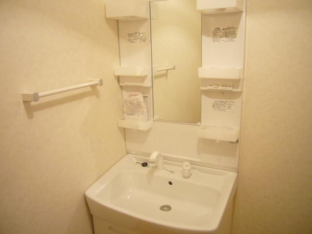 Wash basin, toilet. Vanity (B Building)