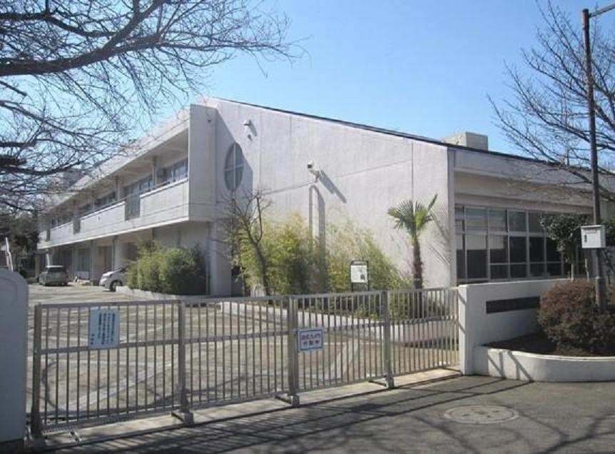 Junior high school. 1200m to Yokohama Municipal Takada Junior High School