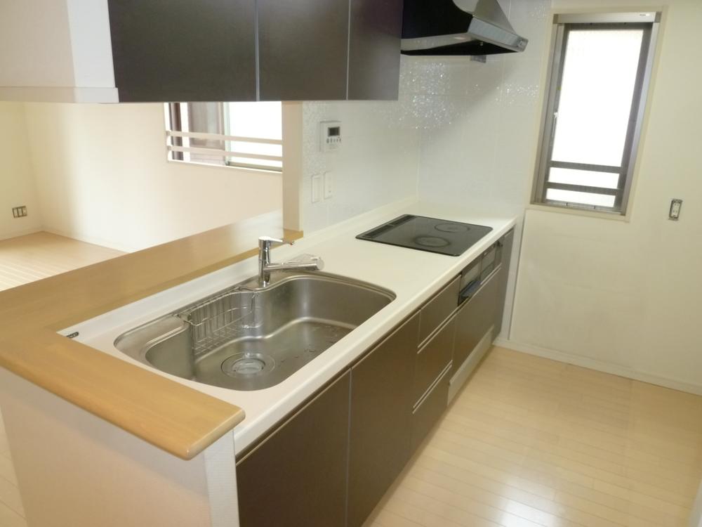 Kitchen. disposer ・ Kitchen facilities with IH cooking heater has been enhanced.