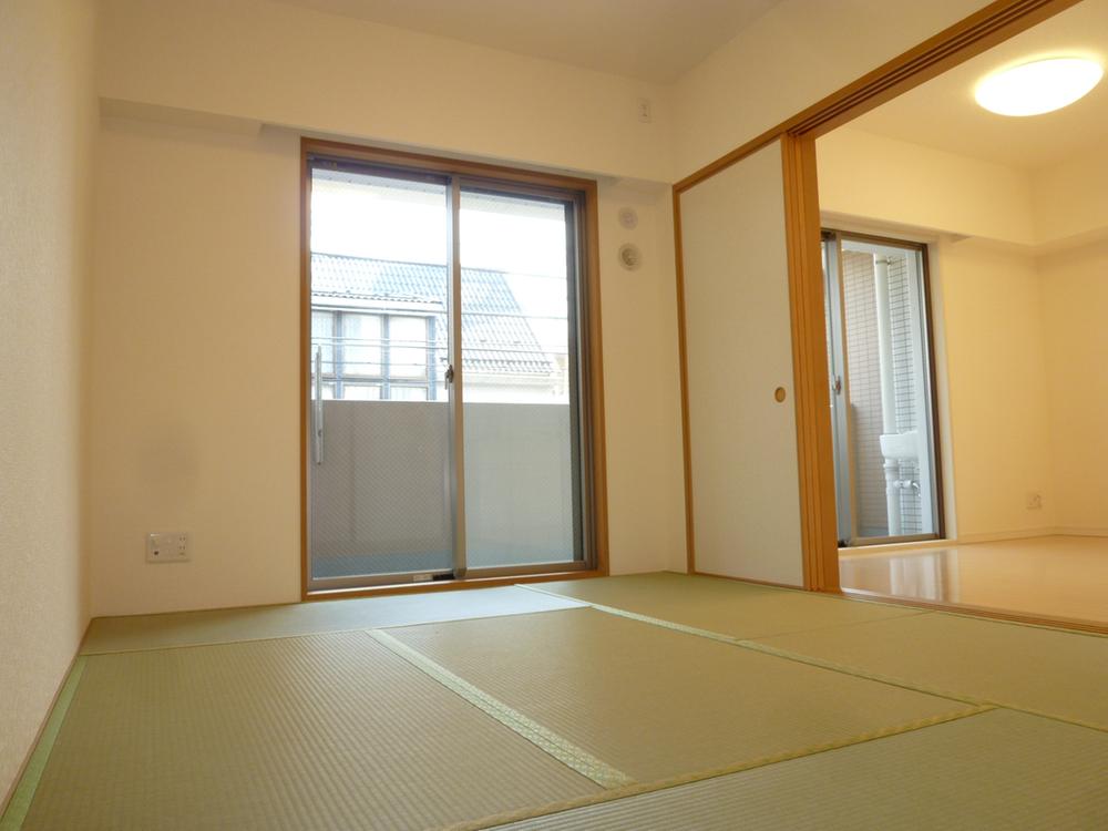 Non-living room. Japanese-style room facing the balcony. With closet of large.