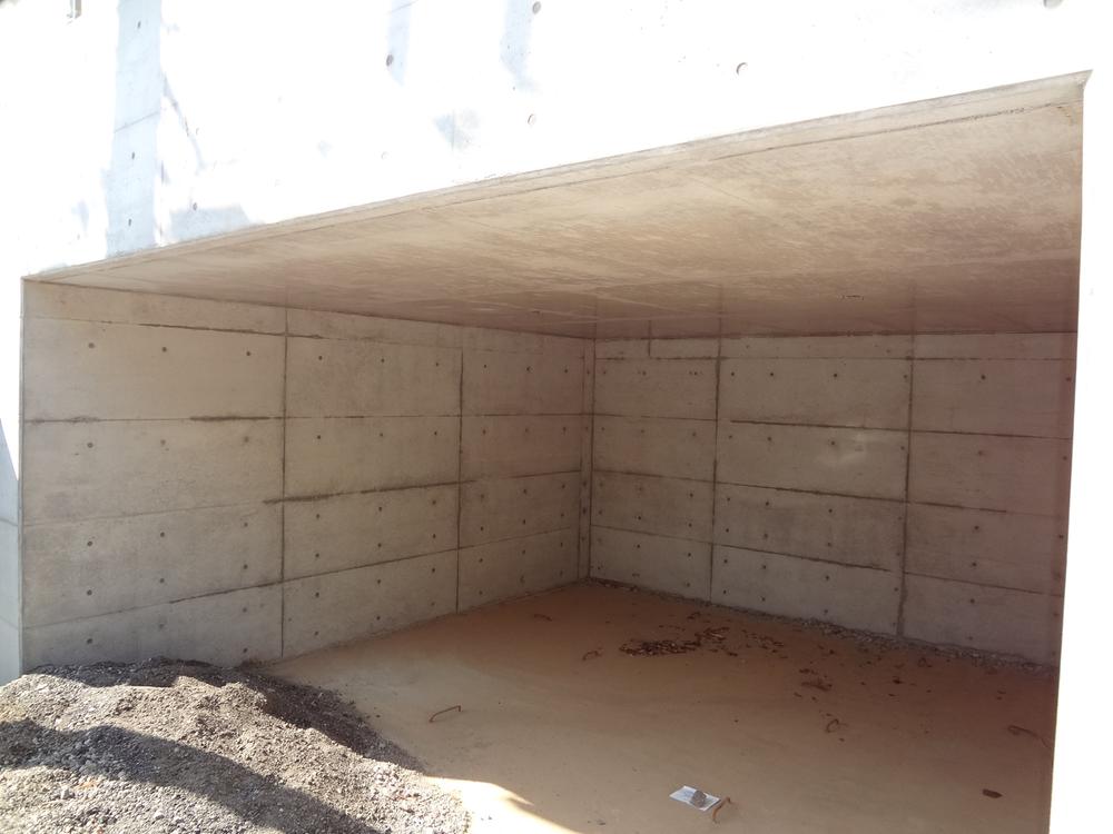 Local photos, including front road. Underground garage also protect from the wind and rain is important car! Local (10 May 2013) Shooting