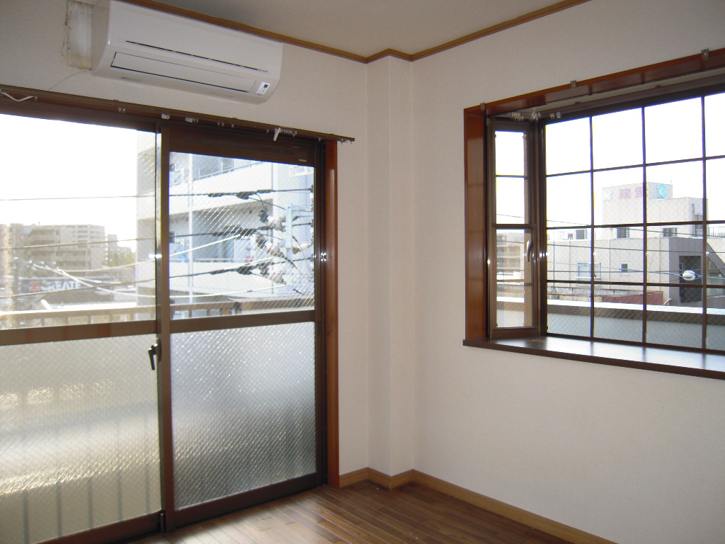 Other room space. Western-style two-sided lighting of the balcony and bay window