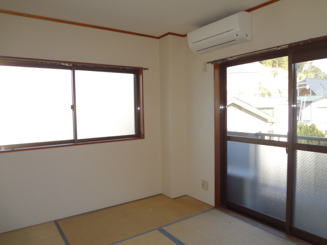 Other room space. Two-sided lighting of the Japanese-style balconies and windows