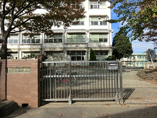 Junior high school. 800m to Yokohama Municipal Tarumachi Junior High School