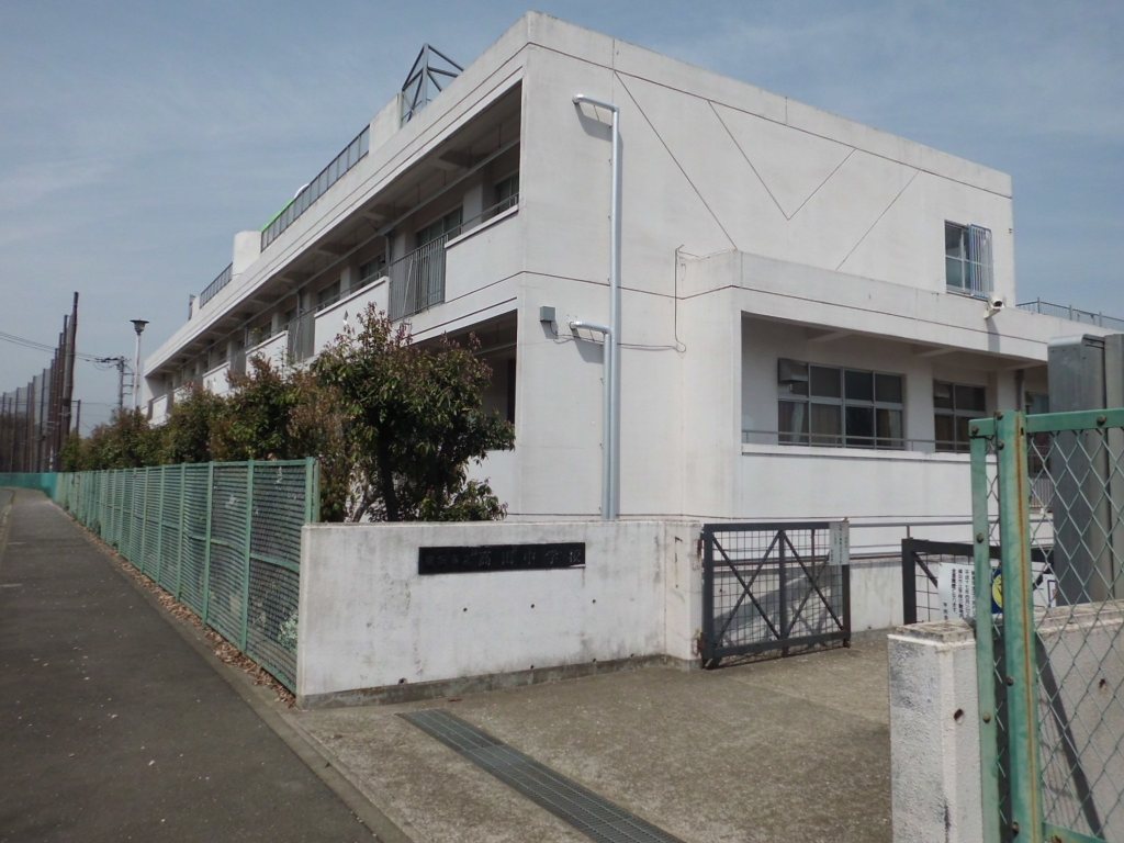 Junior high school. 577m to Yokohama Municipal Takada junior high school (junior high school)