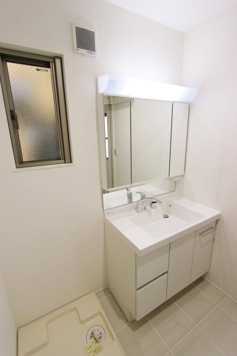 Wash basin, toilet. Three-sided mirror vanity!