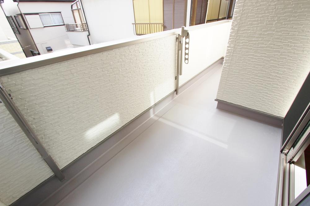 Balcony. Spacious balcony of spread!