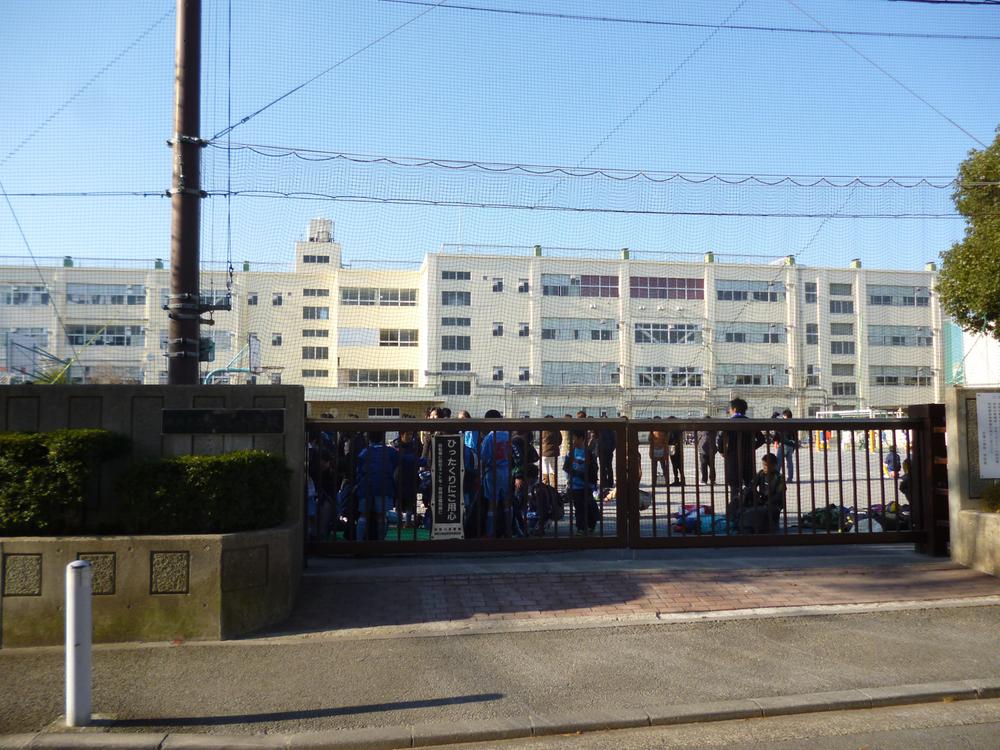Primary school. And condominiums located immediately next to the elementary school, It is safe and very convenient to go to school for children.