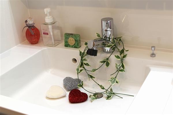 Security equipment. Adopt the electric lock "smart control key" is to YKKAP made door "Venato". Card key to the front door handle ・ Only closer to seal key, Securely locked by two key is linked. Just turn the top of the thumb-turn from the room, You can secure locking. Closing the door automatically consuming key Ya "automatic locking function", If one of the key has been tampered with, Automatically "picking prevention function" two key is re-locked after 50 seconds features.