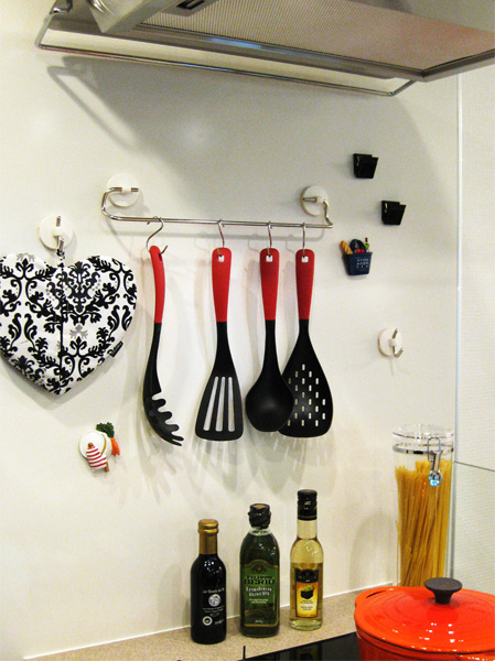 Kitchen.  [Enamel kitchen panel] Strong and long-lasting high fire resistance, Established a care also simple Horopaneru. Because the magnet type utensils and paper holder, Also pasted easily, such as recipes. You can also arrange feel free to the kitchen space with your favorite magnet accessories. (Same specifications)