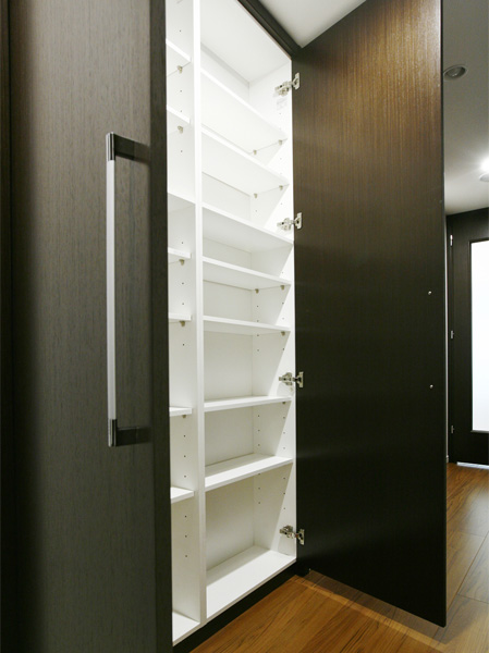 Receipt.  [Things input] The corridor has established a storage-rich compartment. Cleaning tool and food stock, Stationery convenient Okeru also closed, such as small parts, such as. Keep a clean space with a living-dining. (Model Room A1 type)