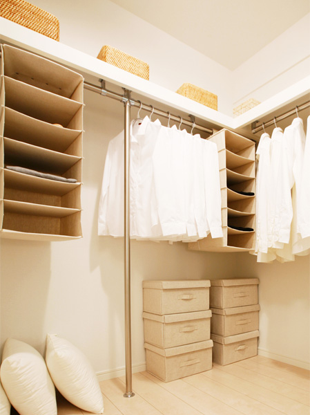 Receipt.  [Walk-in closet] Clothing, etc., Adopt a walk-in closet to clean the room in rich storage. (Same specifications)