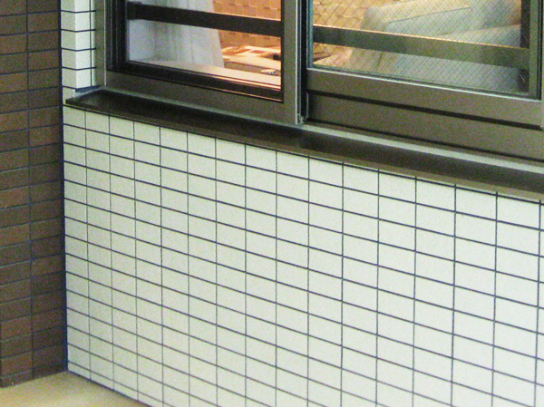 Building structure.  [Outer wall tile] Also on the wall surface of the common corridor and balcony side, We spread the both tile durability and luxury. Not only the grade sense of appearance, Protection of precursor ・ Outer wall, such as to be excellent tile finish antifouling suppresses the future of the repair costs, To keep the aesthetics of the building. (Same specifications)