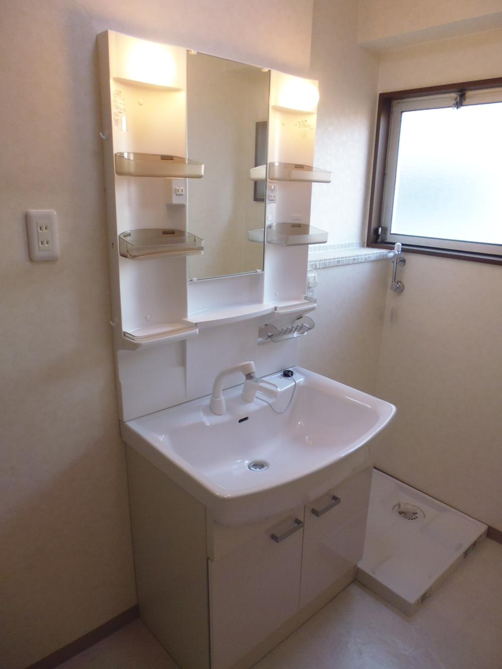 Wash basin, toilet. Indoor shooting