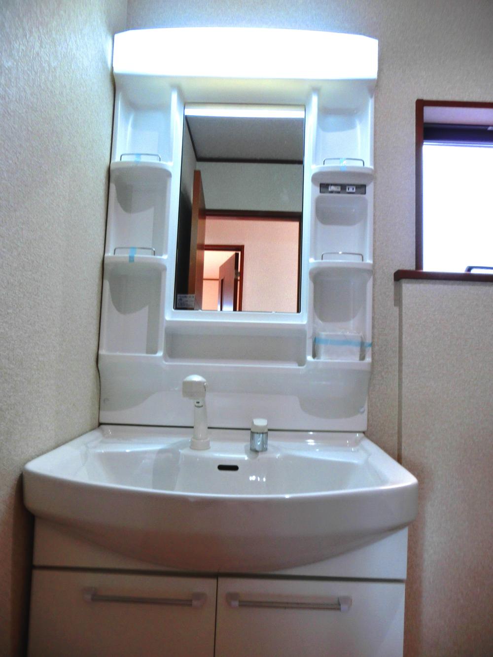 Wash basin, toilet. Shower Dresser