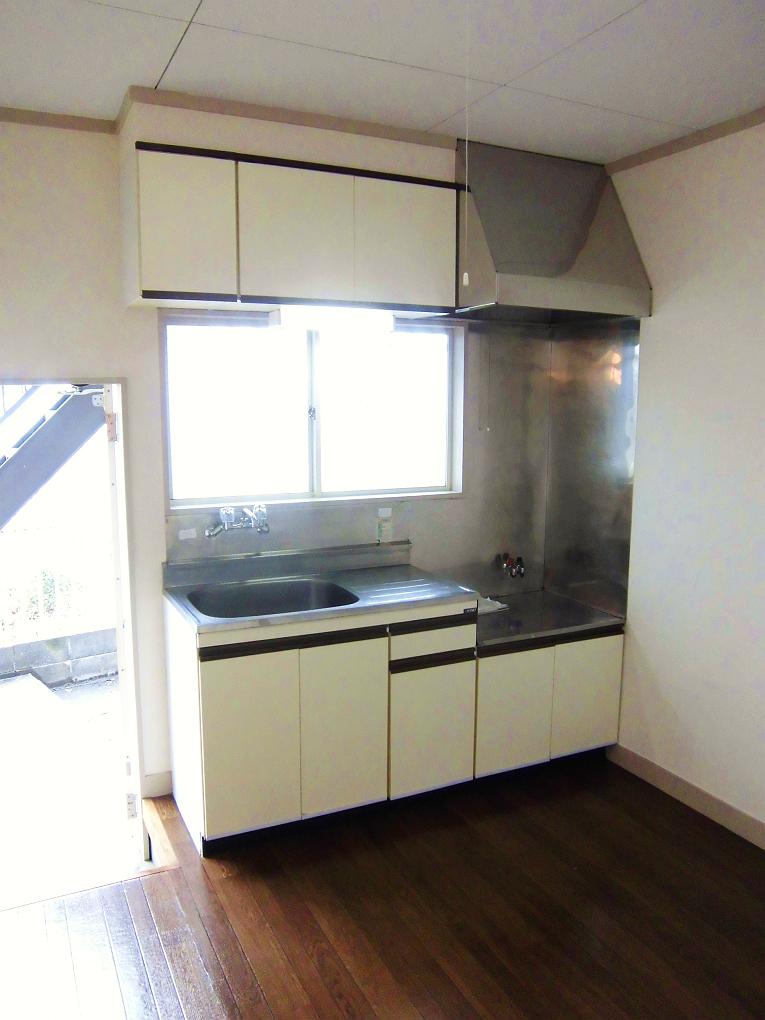Kitchen. Small window with ☆ Two-burner stove can be installed ☆