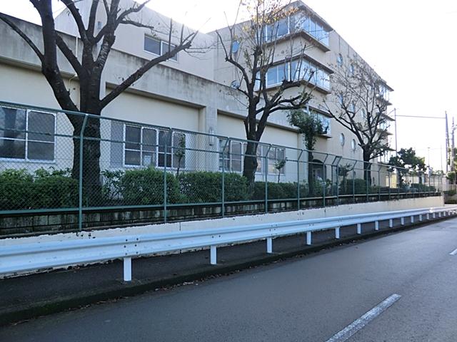 Primary school. 898m to Yokohama Municipal small desk Elementary School