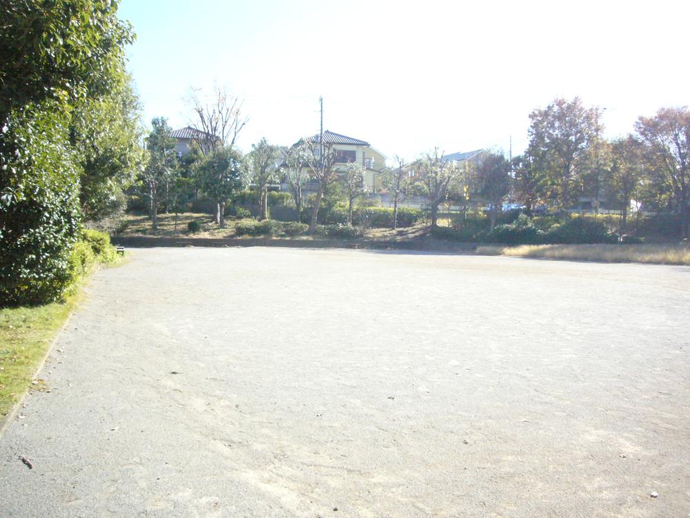 park. Small desk until the third park the town is across the street across the 24m front road. There is also a playground equipment, You can play in a relaxed manner.
