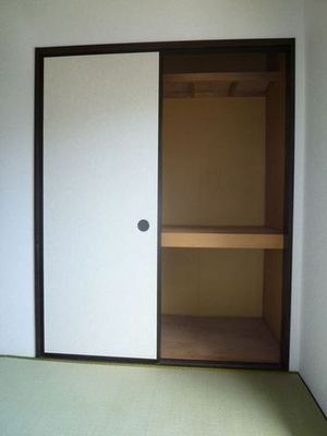 Receipt. The room spacious! For futon storage, There closet