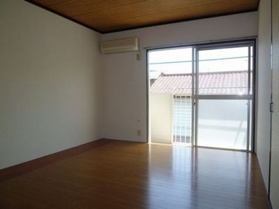 Living and room. South-facing bright room! Reunion location of family! 
