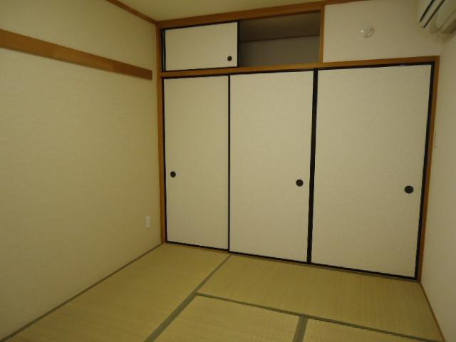 Non-living room. The 6 Pledge Japanese-style room has a closet of with upper closet